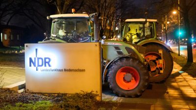 Trecker blockieren das Landesfunkhaus Niedersachsen des Norddeutschen Rundfunks.