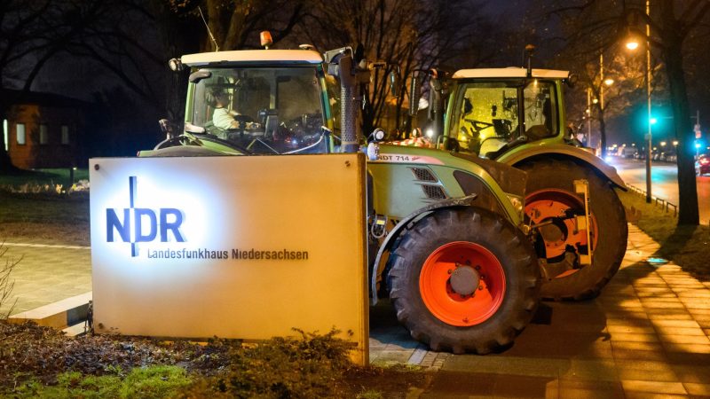 Bauern und Mittelstand protestieren vor NDR-Funkhaus in Hannover – gegen die Medien