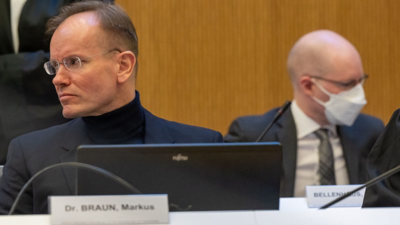 Der frühere Wirecard-Vorstandschef Markus Braun im Gerichtssaal, im Hintergrund der Mitangeklagte und Kronzeuge Oliver Bellenhaus.