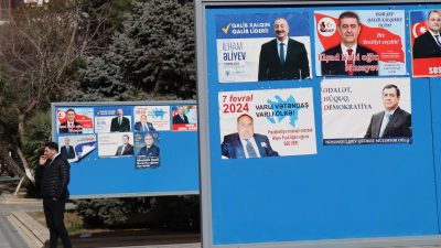 Wahlplakate von allen aserbaidschanischen Präsidentschaftskandidaten.