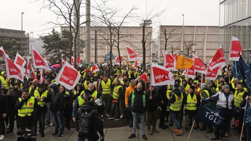 Die Gewerkschaft Verdi hat das Bodenpersonal der Lufthansa zu einem ganztägigen Warnstreik aufgerufen.