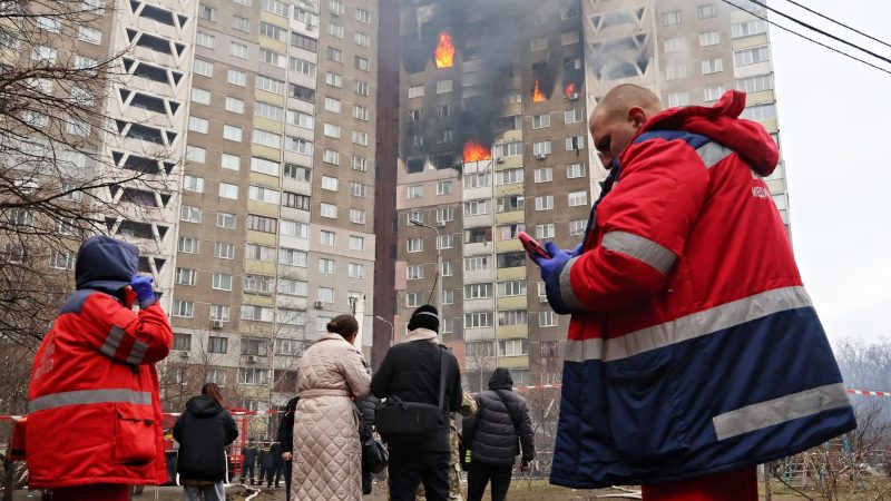 Ein Wohnhaus in der ukrainischen Hauptstadt Kiew steht nach einem russischen Raketenangriff in Flammen.