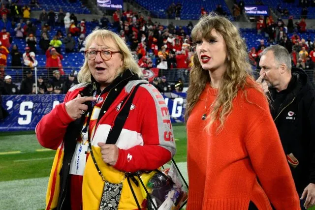 Taylor Swift (r) und Donna Kelce, die Mutter von Swifts Partner Travis Kelce,  nach einem NFL-Footballspiel.