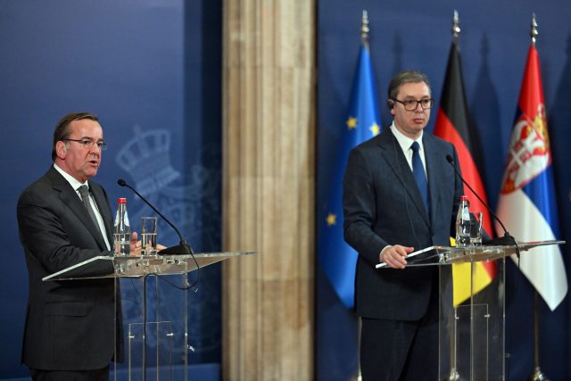 Boris Pistorius und Aleksandar Vučić (r) geben gemeinsam eine Pressekonferenz.