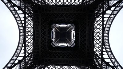 Der Eiffelturm, das berühmte Wahrzeichen von Paris und Frankreich. Er wurde im Jahr 1889 zur Weltausstellung in Paris errichtet und ist seitdem ein Symbol für die Stadt.