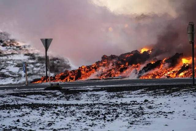 Lava ist nach einem Vulkanausbruch an der Straße nach Grindavík auf Island zu sehen.