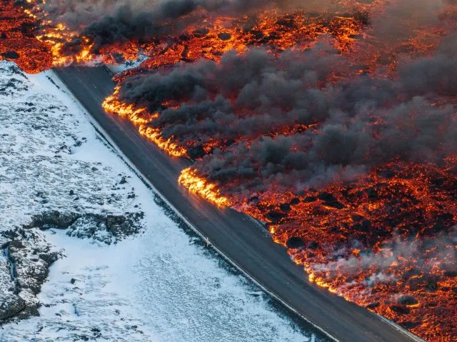 Nach einem erneuten Vulkanausbruch fließt Lava über die Hauptstraße nach Grindavík.
