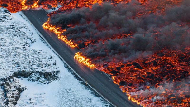 Nach einem erneuten Vulkanausbruch fließt Lava über die Hauptstraße nach Grindavík.