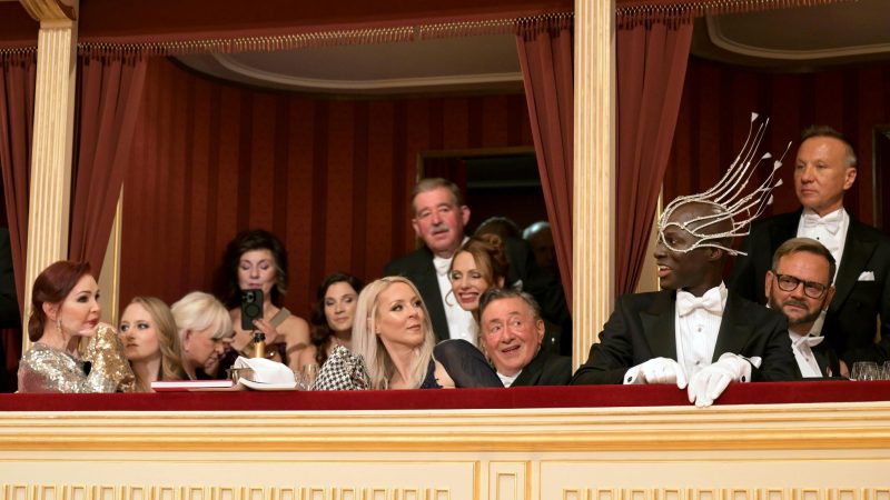 Priscilla Presley (l), Richard Lugner (M) und Model Papis Loveday (3.v.r) zusammen mit anderen Gästen beim Wiener Opernball.