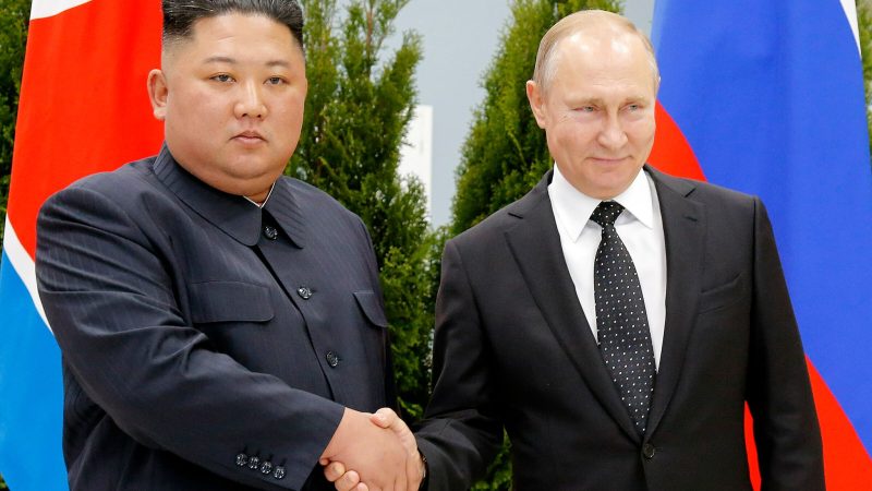 Nordkoreas Machthaber Kim Jong Un (l) hat im September Russland besucht und Präsident Wladimir Putin getroffen. Dabei beschlossen beide den Ausbau der Zusammenarbeit auf «allen Gebieten».