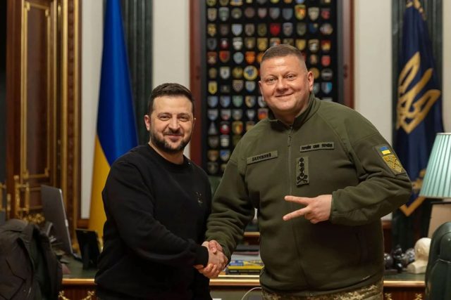 Der Oberbefehlshaber der ukrainischen Streitkräfte, Walerij Saluschnyj (r), ist von seinem Posten entbunden worden.