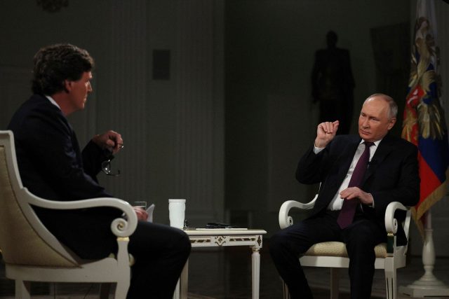 Der rechte US-Talkmaster Tucker Carlson (l) führte ein Interview mit Russlands Präsidenten Wladimir Putin.