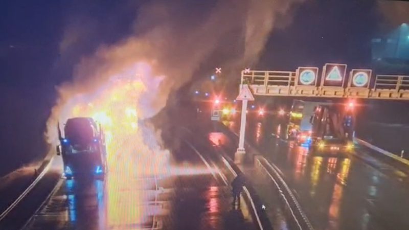 Der brennende Lastwagen auf der A71 hinter dem Rennsteigtunnel.