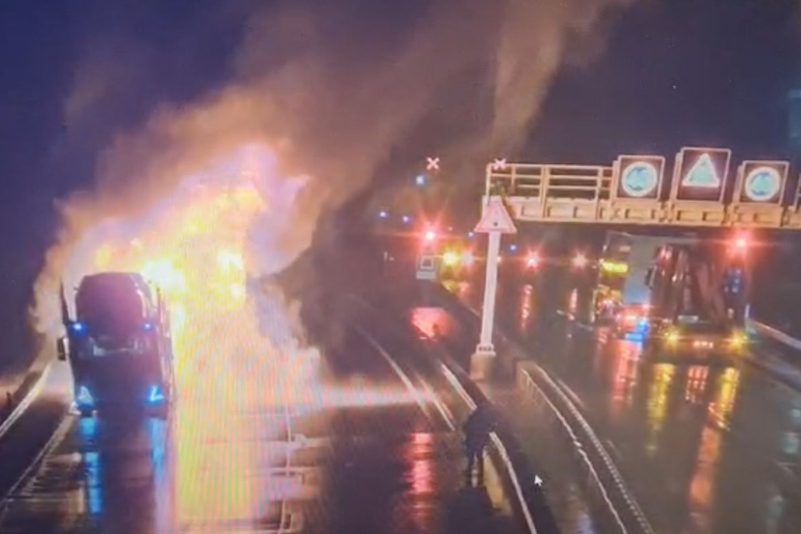 A71: Brennender Lkw fährt noch sechs Kilometer durch Tunnel