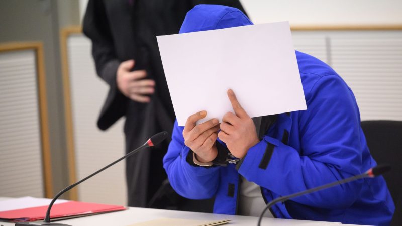 Der Angeklagte beim Prozessauftakt im Gerichtssaal im Landgericht Braunschweig.