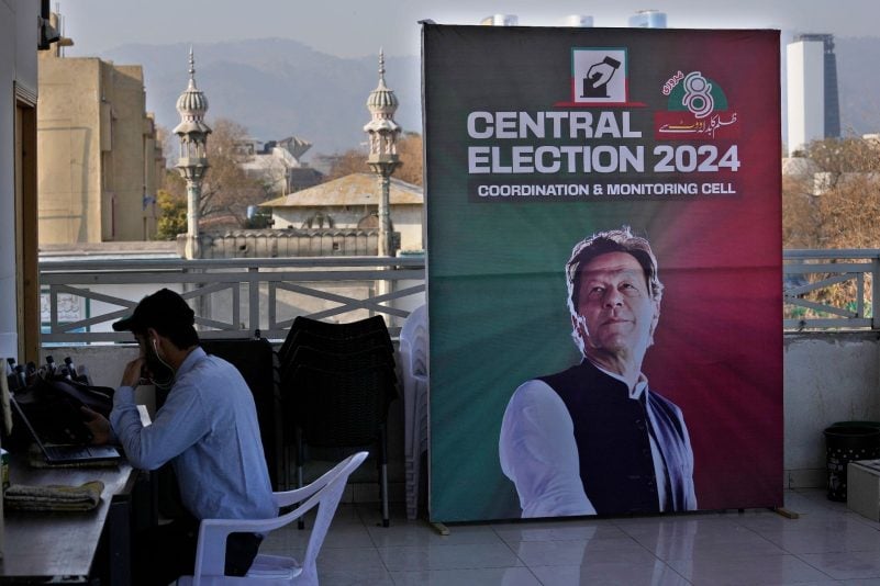 Der inhaftierte Ex-Premier Imran Khan mit dessen Oppositionspartei PTI liegt bei der Parlamentswahl in Pakistan bisher vorne. Die Auszählung der Stimmen läuft noch.