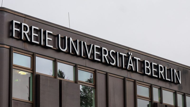 Nach einer Attacke auf einen jüdischen Studenten der Freien Universität Berlin hat eine Initiative einen stillen Protest organisiert, um auf Ängste jüdischer Studierender hinzuweisen.