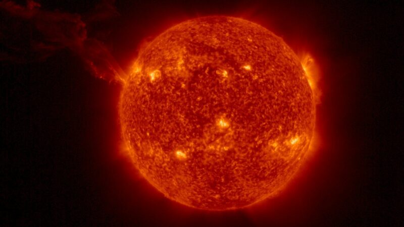 Die Sonne sendet ständig Strahlung und geladene Teilchen in den Weltraum. Diesen Teilchenstrom bezeichnet man als Sonnenwind. Ist dieser Strom für kurze Zeit und in einem begrenzten Gebiet deutlich stärker als sonst, spricht man von einer Eruption.