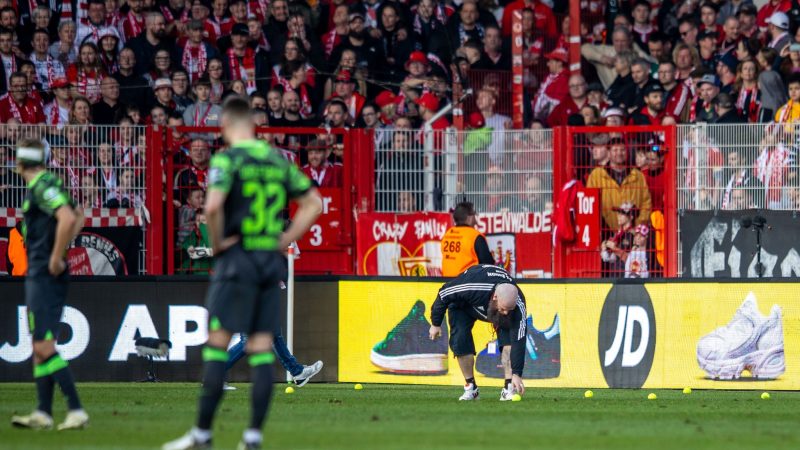 Das Spiel 1. FC Union Berlin gegen den VfL Wolfsburg wurde länger unterbrochen, nachdem Fans Tennisbälle auf den Rasen geworfen hatten.
