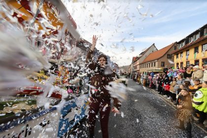 Mann stirbt in Rheinland-Pfalz nach Sturz von Fastnachtswagen