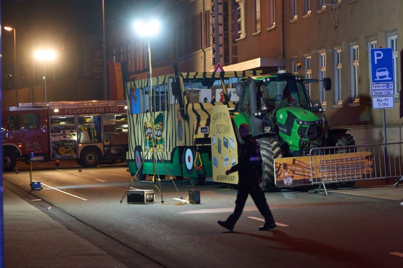Polizeibeamte sichern Spuren an dem Karnevalswagen.