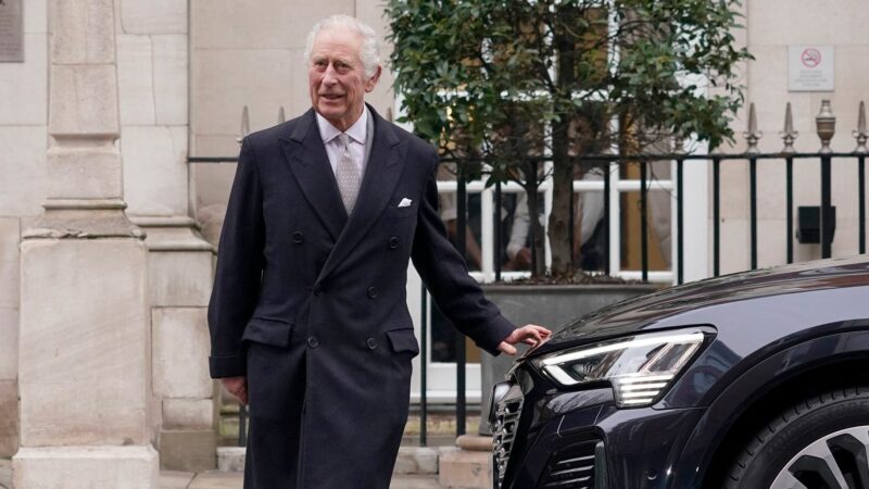 König Charles ist seit mehr als einem Jahr britischer Monarch, nachdem seine Mutter Königin Elizabeth II. im September 2022 gestorben war.