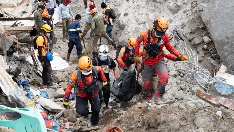 Rettungskräfte tragen ein Opfer aus dem von einem Erdrutsch betroffenen Dorf Masara. Die Zahl der Toten stieg auf 37.