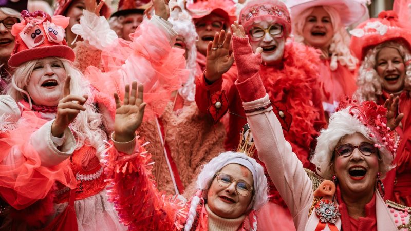 Kölle Alaaf: Die Frauen freuen sich am Schull- und Veedelszöch, dem traditionsreichen Karnevalszug der Kölner Schulen und Stadtteilgruppen.