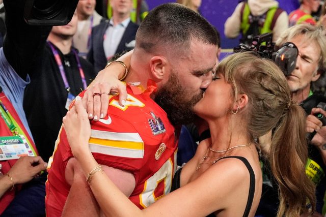 Popstar Taylor Swift küsst ihren Freund, Chiefs Tight End Travis Kelce, nach dem Sieg.