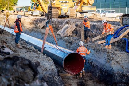 Rohre für eine Anbindungsleitung ans deutsche Gasnetz werden verlegt: Nach Angaben der Bundesnetzagentur sparte Deutschland Ende 2023 viel Gas.