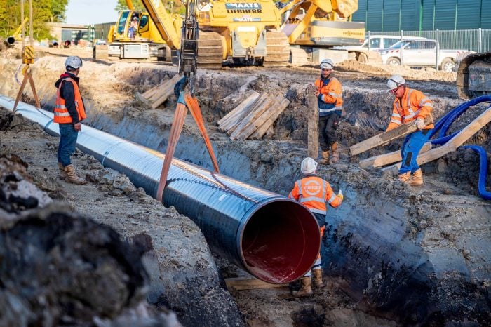 Rohre für eine Anbindungsleitung ans deutsche Gasnetz werden verlegt: Nach Angaben der Bundesnetzagentur sparte Deutschland Ende 2023 viel Gas.