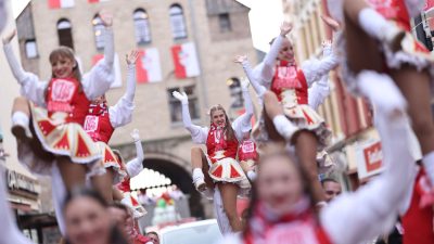 Scholz als Faultier in der Hängematte: Kölner Rosenmontagszug gestartet
