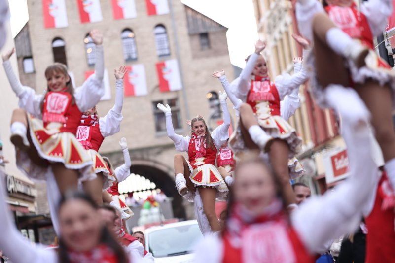 Funken laufen im Kölner Rosenmontagsumzug mit.