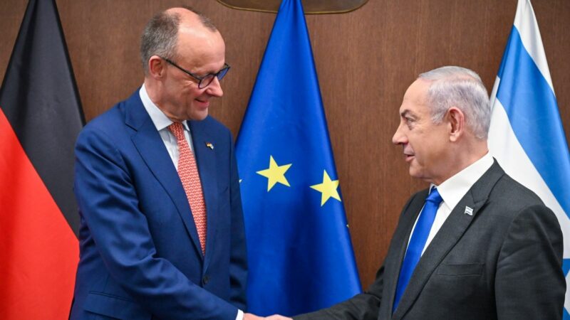 Friedrich Merz wird von Israels Premier Benjamin Netanjahu begrüßt.