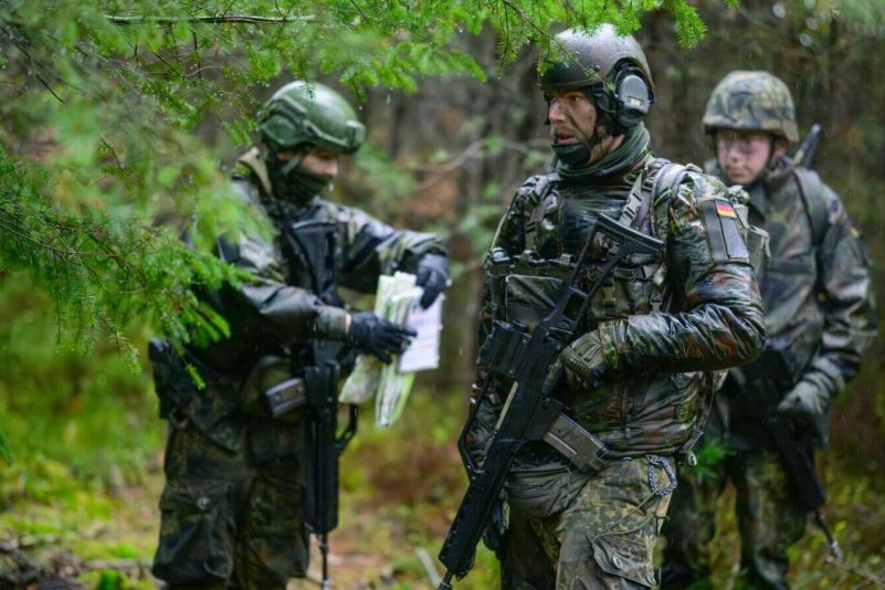 57 Prozent der Befragten befürworten die Absicht, zwei Prozent oder mehr des Bruttoinlandsprodukts in die Verteidigung Deutschlands zu investieren.