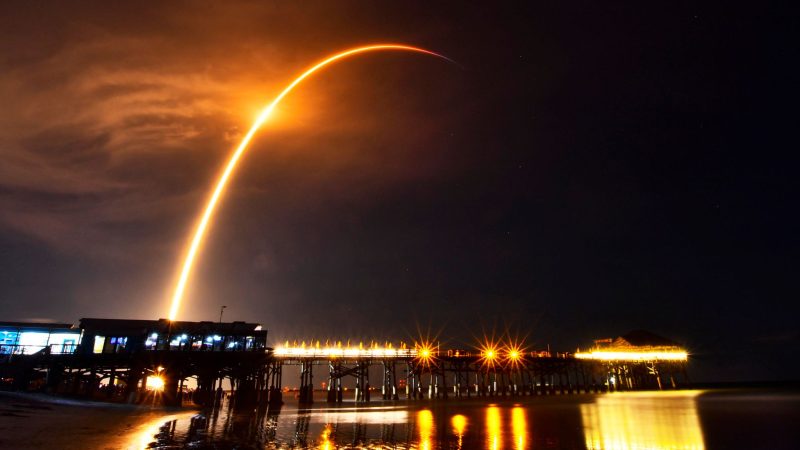 Starlink ist ein satellitengestützter Internet-Dienstleister, der speziell im Ukraine-Krieg von enormer Bedeutung für die Kommunikation ist. Hier fliegt eine SpaceX Falcon 9 Rakete mit Starlink-Satelliten an Bord ins All. (Archiv)