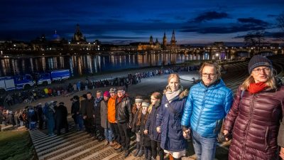 Dresden: Tausende gedenken Zerstörung durch Bombenangriffe in Zweitem Weltkrieg