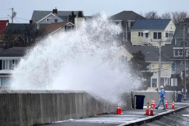 Der Nordosten der USA hat mit einem heftigen Wintersturm zu kämpfen. Im New Yorker Central Park fielen mehr als sieben Zentimeter Schnee. Hier, in Hampton Beach im US-Bundesstaat New Hampshire, schwappte der Atlantik über den Deich.