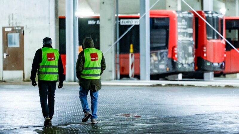 In Kiel stehen die Busse still: Die Verkehrsgesellschaft Verdi Nord ruft alle öffentlichen Busunternehmen zu weiteren Warnstreiks von Mittwoch bis zum Betriebsende am Freitag auf. Auch in Lübeck, Neumünster und Flensburg legen Busfahrer ihre Arbeit nieder.