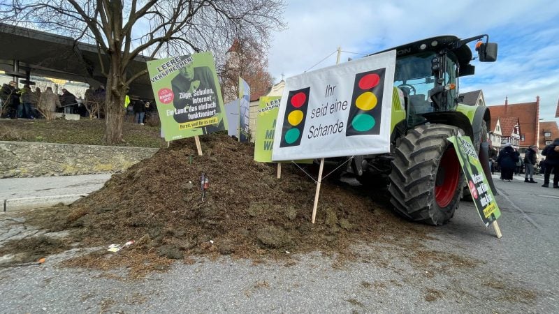 Proteste im Vorfeld des politischen Aschermittwochs der Grünen vor der Stadthalle in Biberach.