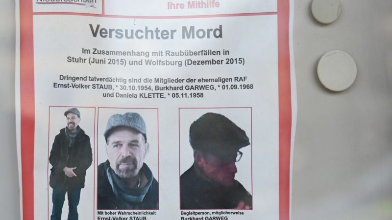Die Polizei fahndet mit diesem Plakat nach den beiden ehemaligen RAF-Mitgliedern Ernst-Volker Staub (l) und Burkhard Garweg.