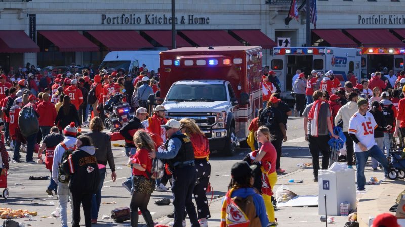 Die Polizei räumt das Gelände nach einem Zwischenfall bei der Siegesparade der Kansas City Chiefs.