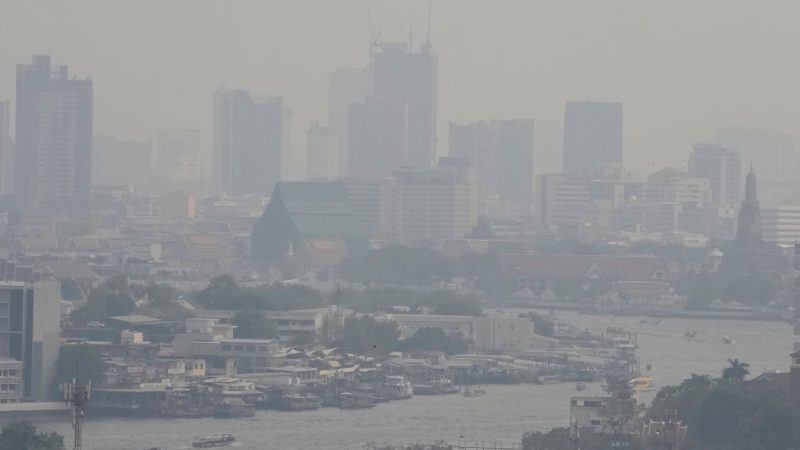 Da fällt das Atmen schon beim Anblick schwerer: Eine dicke Smogschicht liegt über der Innenstadt in Bangkok.