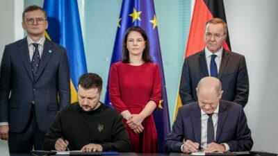 Im Beisein von Dmytro Kuleba, Annalena Baerbock und Boris Pistorius unterzeichen Bundeskanzler Olaf Scholz (l) und Wolodymyr Selenskyj ein langfristiges Sicherheitsabkommen.