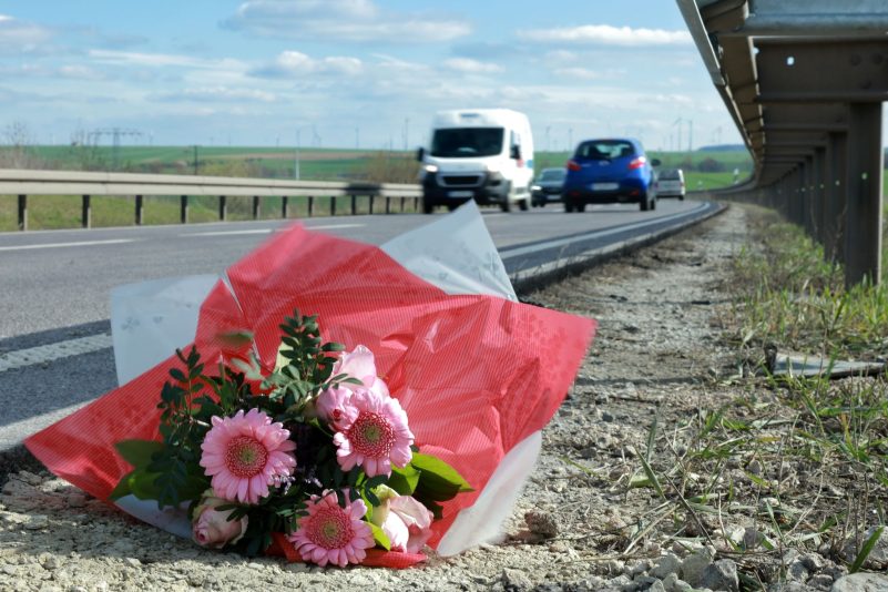 Blumen an der Unfallstelle an der Bundesstraße B247. (Archivbild)