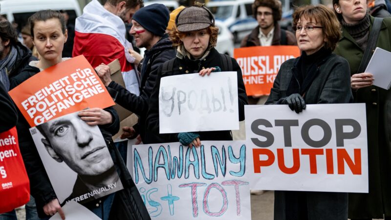 Alexej Nawalny galt als Hauptgegner von Kremlchef Putin seit Langem dem Tod geweiht - heute wurde sein Tod schließlich gemeldet. Demonstranten versammeln sich nach der Nachricht vor der russischen Botschaft in Berlin und protestieren.