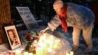Auch im kanadischen Montreal legen Menschen Blumen für den verstorbenen russischen Oppositionellen Nawalny nieder.
