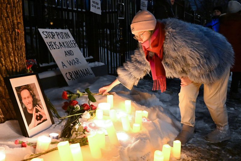 Auch im kanadischen Montreal legen Menschen Blumen für den verstorbenen russischen Oppositionellen Nawalny nieder.