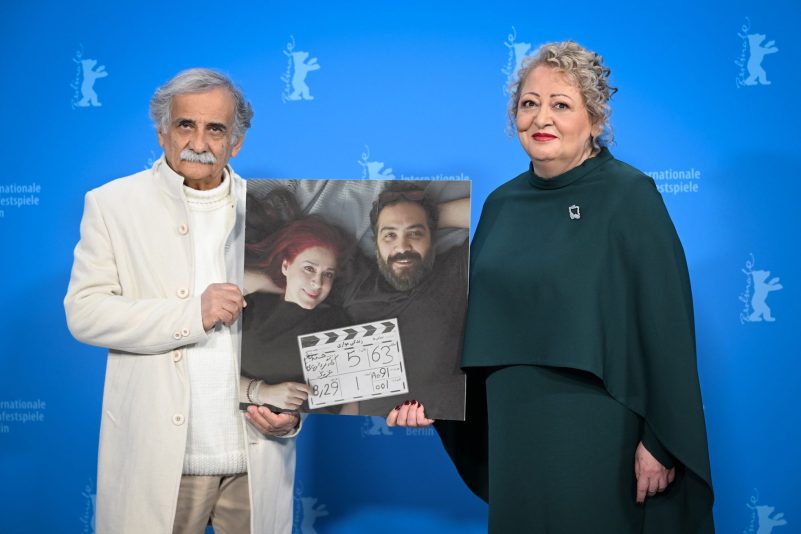 Die Schauspieler Esmail Mehrabi (l) und Lily Farhadpour (r) kamen ohne ihre Regisseure zur Berlinale - zeigten sie aber auf einem Foto.