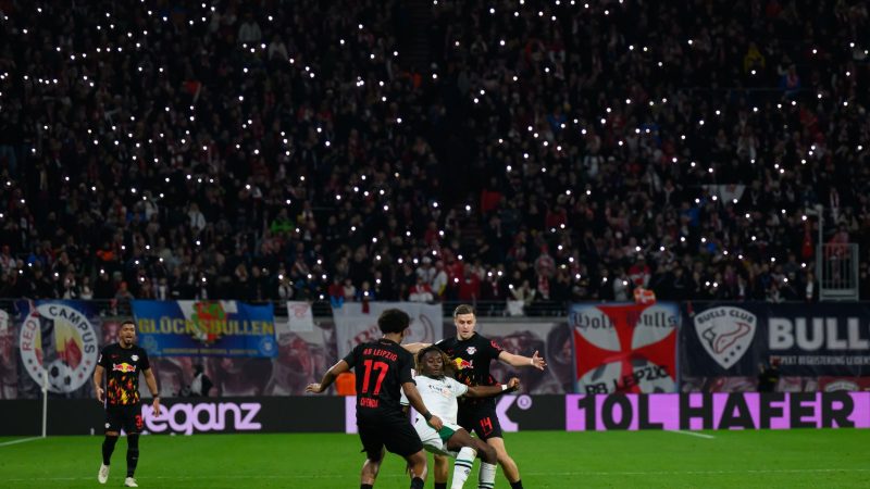 Das Spiel zwischen Leipzig und Mönchengladbach wurde von zwei Todesfällen in der Fanszene überschattet.